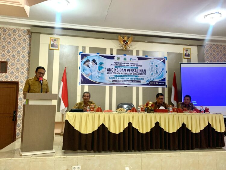 Sekda Parigi Moutong Zulfinasran membuka forum evaluasi peningkatan layanan kesehatan ibu dan anak.