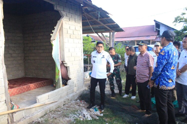 Bupati Parigi Moutong Erwin Burase meninjau lokasi terdampak gempa dan menyerahkan bantuan kepada warga.