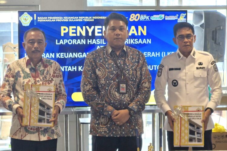 Bupati Parigi Moutong Erwin Burase menerima Laporan Hasil Pemeriksaan BPK RI dengan opini WTP.
