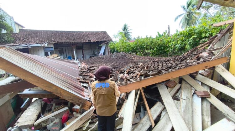 Petugas BPBD melakukan pendataan kerusakan bangunan pascagempa Magnitudo 6,7 di Parigi Moutong.