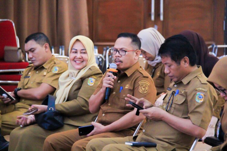 Rapat final check persiapan Refleksi Satu Tahun Kepemimpinan Erwin Burase dan Abdul Sahid di Auditorium Kantor Bupati Parigi Moutong.