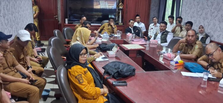 Bupati Parigi Moutong Erwin Burase memimpin FGD percepatan penurunan kemiskinan dan penanganan anak tidak sekolah di Ruang Rapat Bupati.