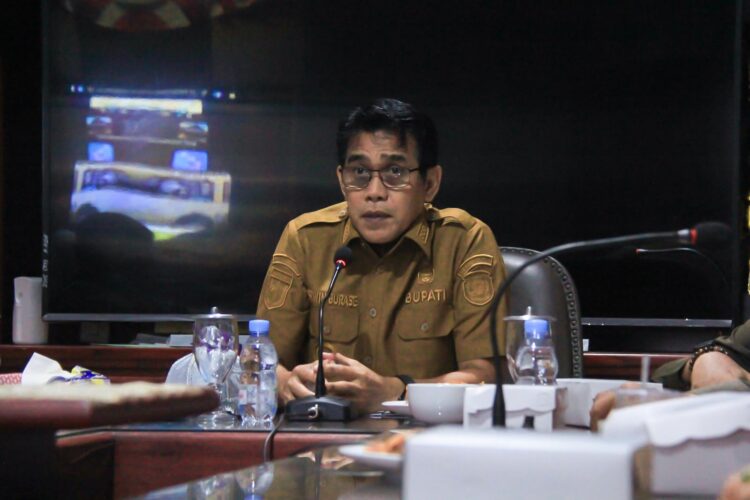 Bupati Parigi Moutong Erwin Burase membuka Rapat Koordinasi Penyelenggaraan Layanan NTPD 112 di Ruang Rapat Bupati.
