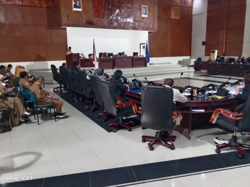 Bupati Parigi Moutong Erwin Burase menyampaikan penjelasan Raperda Pertanggungjawaban APBD 2025 dalam rapat paripurna DPRD.
