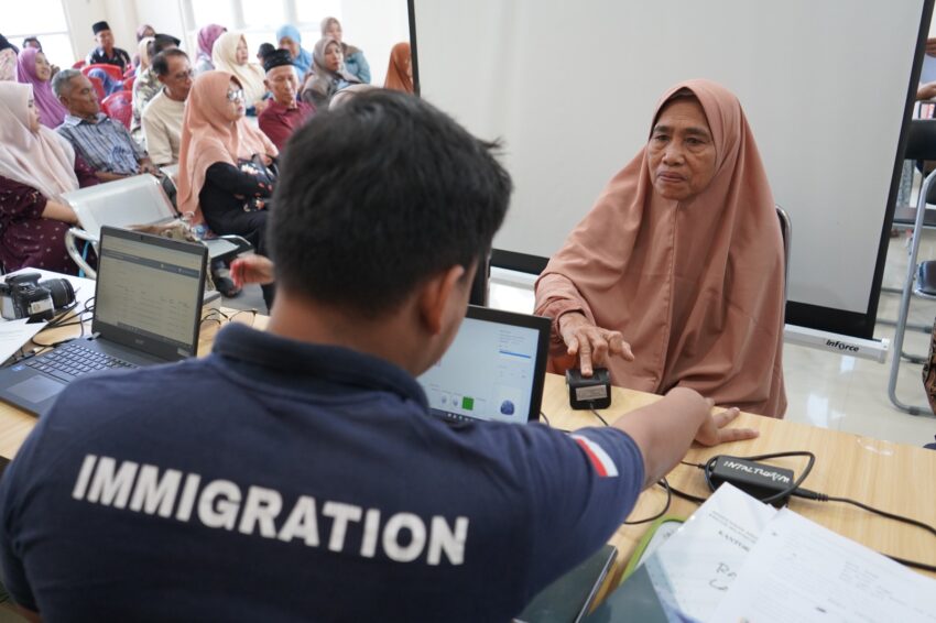 Petugas Kantor Imigrasi Kelas I TPI Palu melayani pembuatan paspor bagi calon jemaah haji dan umrah di Kabupaten Tolitoli.