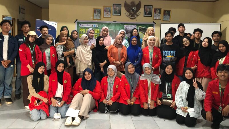 Peserta mengikuti pelatihan budidaya maggot yang diselenggarakan Tim CARA'DE BEM KMF FTP Universitas Hasanuddin di Desa Tinggimae, Kabupaten Gowa.