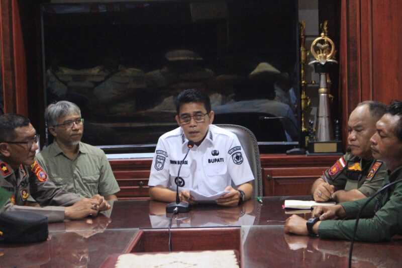 Bupati Parigi Moutong Erwin Burase memimpin rapat membahas dampak aktivitas pertambangan di Desa Air Panas.