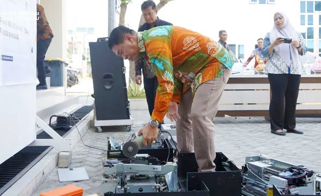 Pemusnahan printer paspor rusak berat di Kantor Imigrasi Palu.