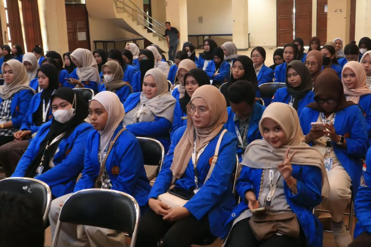 Mahasiswa FKM Universitas Tadulako mengenakan jas almamater biru saat mengikuti kegiatan PBL di Kabupaten Parigi Moutong.